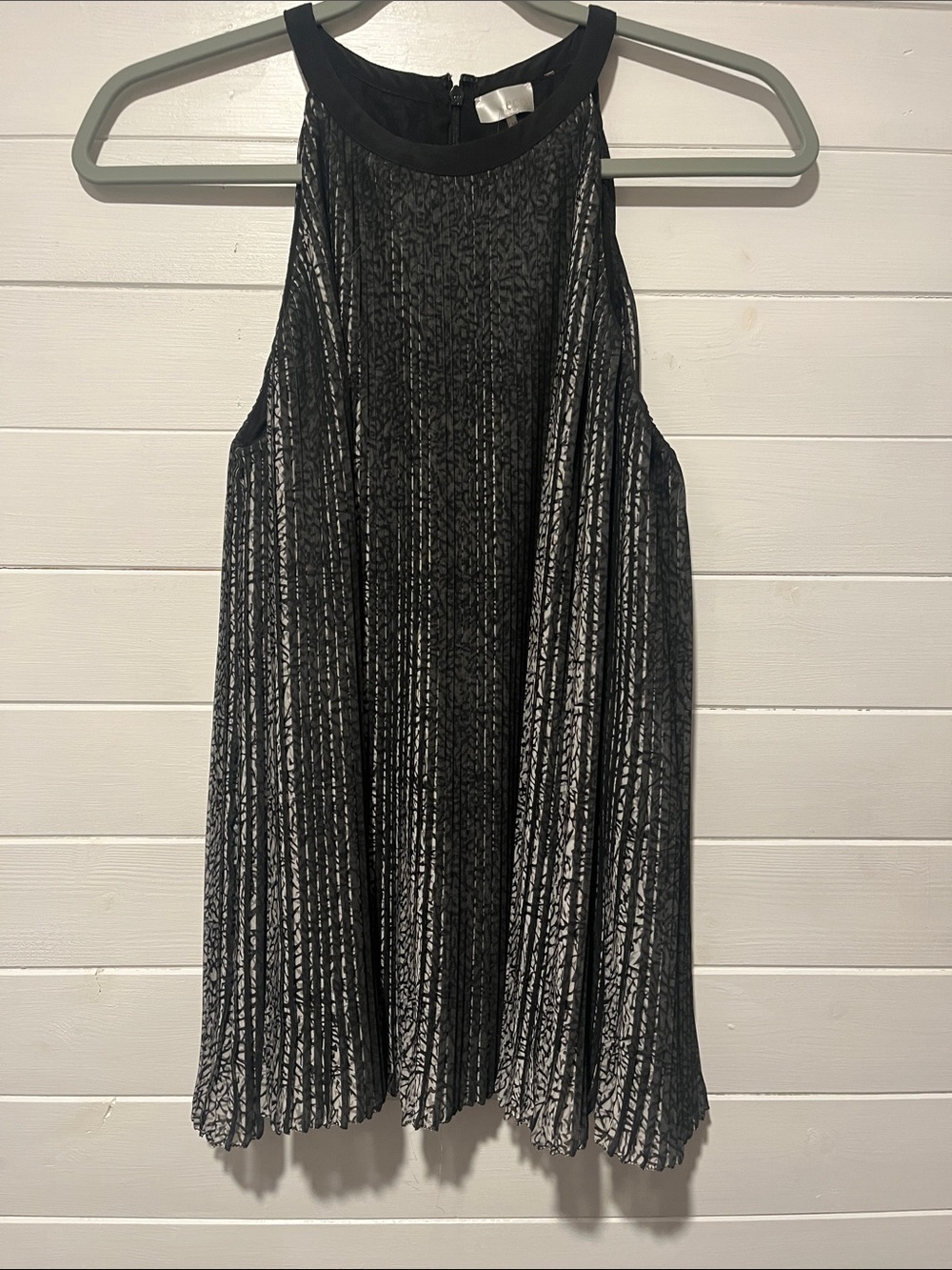 ecru Black Pleated V-Neck Sleeveless Blouse